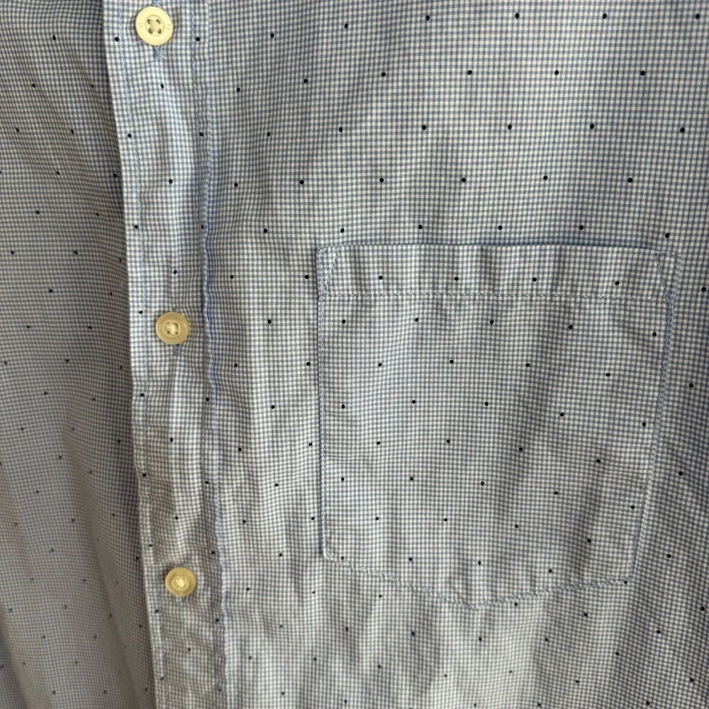 Banana Republic Men's Light Blue Button-Down Shirt with Navy Blue Dots Size L